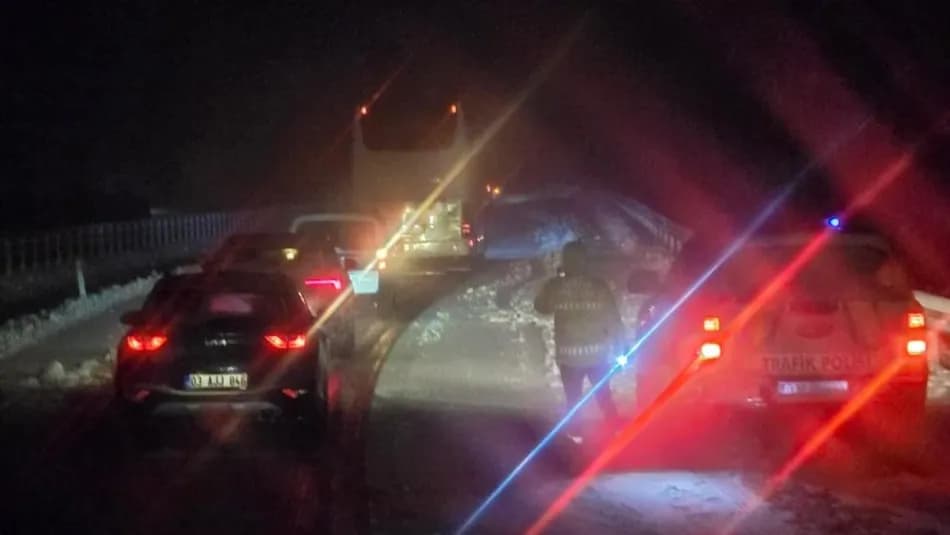 Afyonkarahisar’da kar yağışı nedeniyle bazı ilçelerde eğitime ara verildi