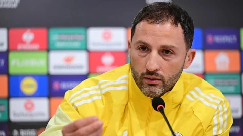 Fenerbahçe Teknik Direktörü Tedesco, istifa sorusuna tepki gösterdi