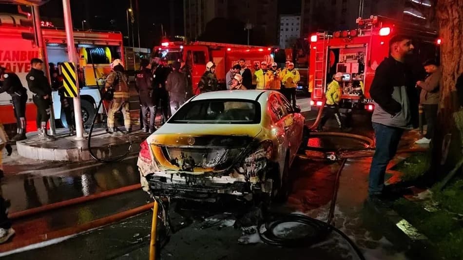 Beşiktaş'ta gece çıkan yangında 15 araç kullanılamaz hale geldi