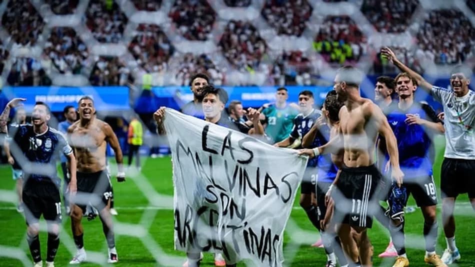 Arjantinli Futbolculardan Malvinas Pankartlı Kutlama