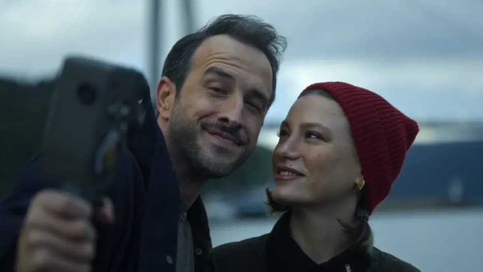 Serenay Sarıkaya ile Mert Demir, Kimler Geldi Kimler Geçti partisinde birlikte dans etti