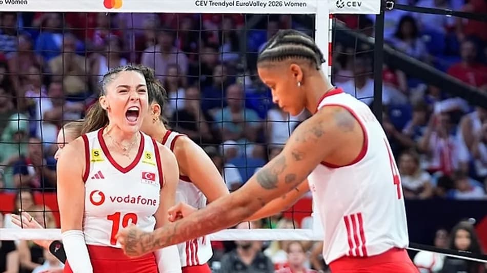Zehra Güneş ve Vargas Almanya Galibiyetini Minik Taraftarla Kutladı