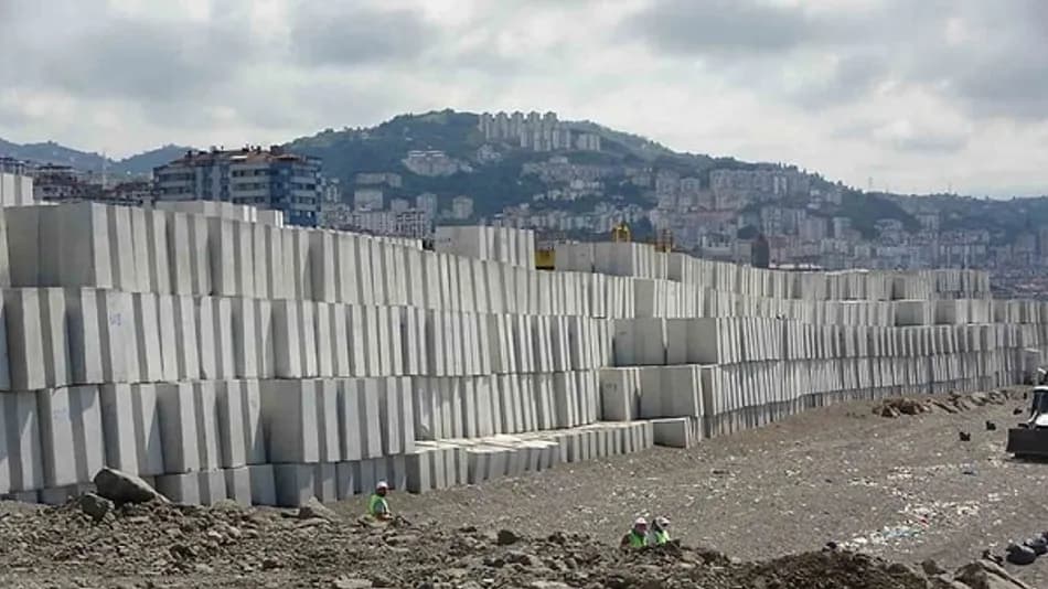 Trabzon Faroz Limanı’nda Dev Bloklu Mendirek Çalışması