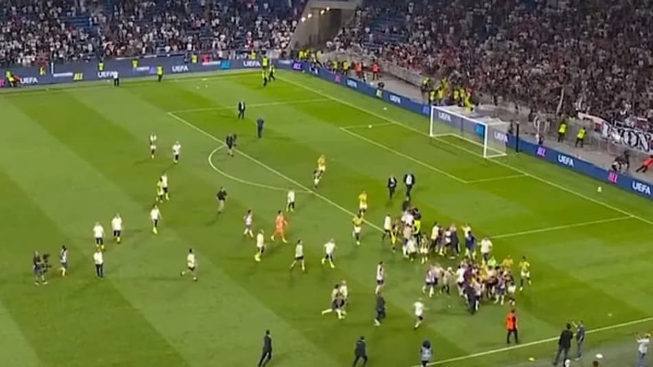 Lyon Fenerbahçe Maçı Sonrası Sahada Gerginlik