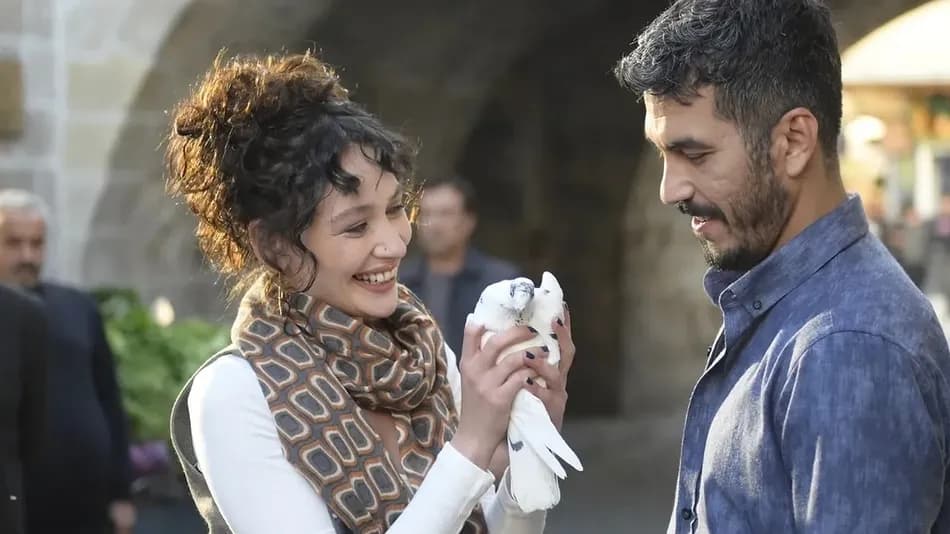 Halef dizisinin oyuncuları İlayda Çevik ve Mert Doğan sosyal medyada birbirini takipten çıktı