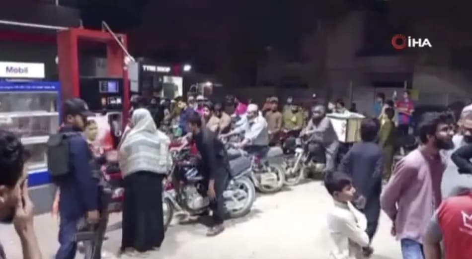 Pakistan’da akaryakıta sert zam sonrası istasyonlarda uzun kuyruklar oluştu