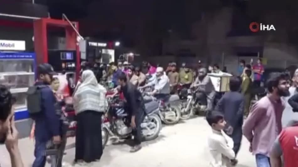 Pakistan’da akaryakıta sert zam sonrası istasyonlarda uzun kuyruklar oluştu