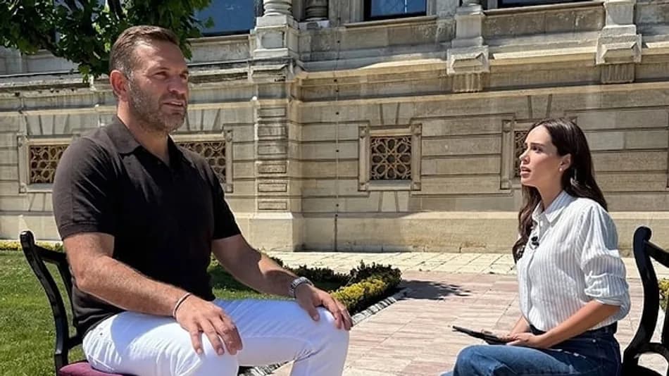 Damla Uğurtürk, Okan Buruk Röportaj Fotoğrafını Kaldırdı