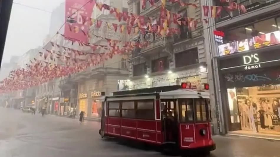 İstanbul’da Sağanak: İstiklal Caddesi Sular Altında Kaldı