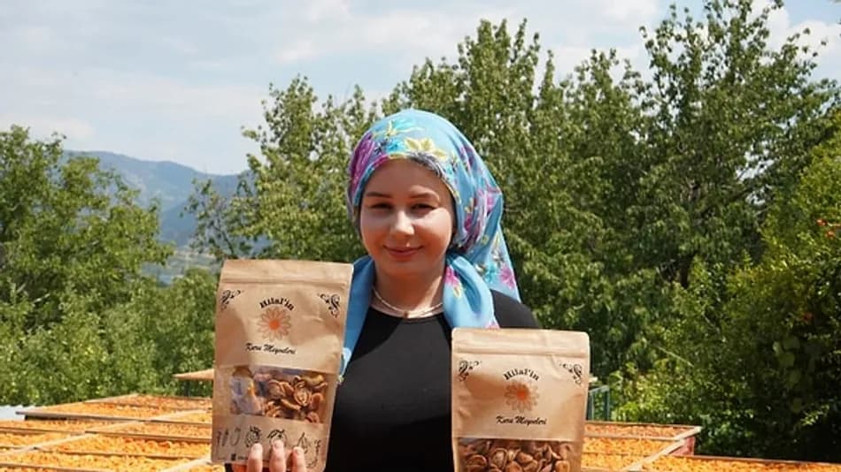 Hilal Çevik Lekeli Meyveleri Kurutup Türkiye’ye Satıyor