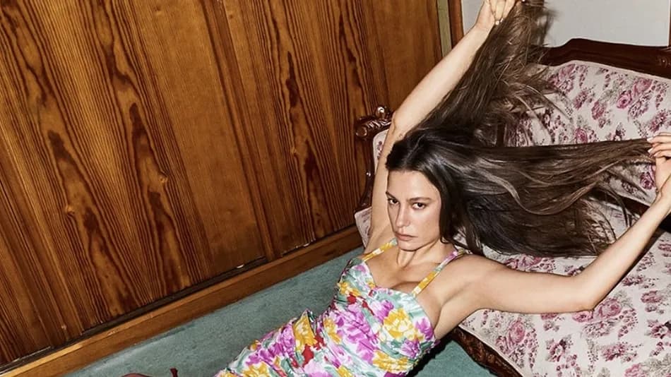 Serenay Sarıkaya hakkında çıkan gözaltı kararı haberlerine yurt dışından yanıt verdi