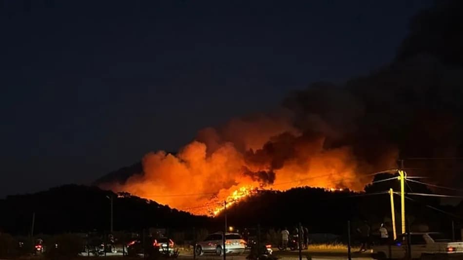 Fethiye’de Orman Yangını Yerleşim Yerlerini Tehdit Etti