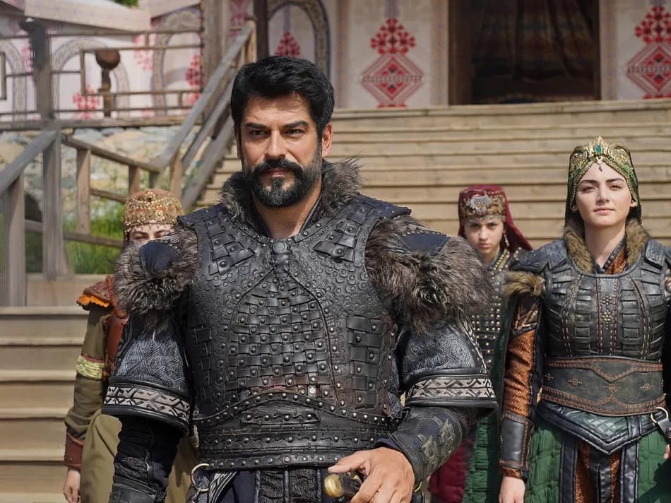 Özge Törer Netflix dizisi Eve Giden Yol'un kadrosuna katıldı