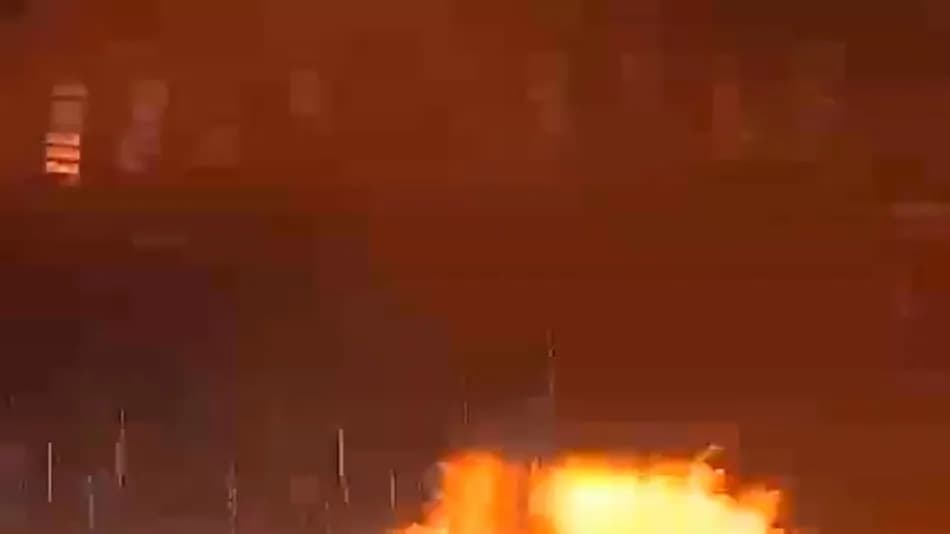 Tan Taşçı'nın İzmir konserinde sahne alevleri yüzüne yaklaştı