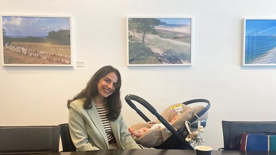 İsveçli Bakan Romina Pourmokhtari AB Zirvesine Bebeğiyle Katıldı