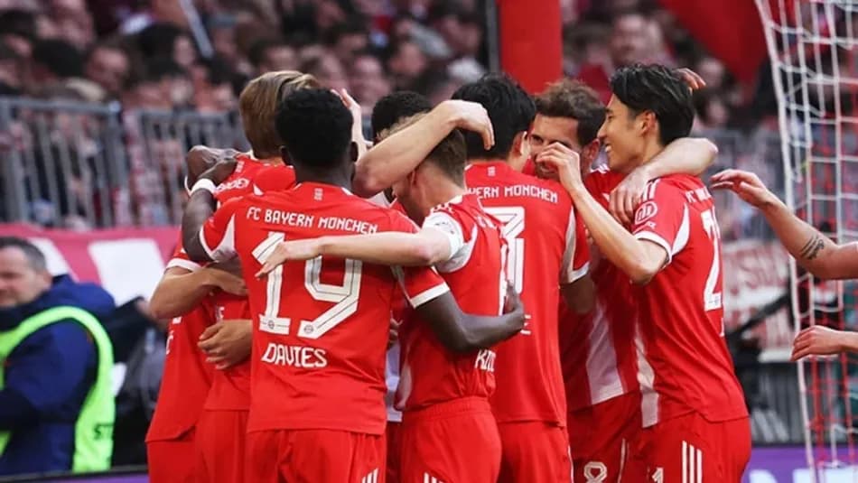 Bayern Münih kutlamalarında rakip taraftarlardan pankart provokasyonu