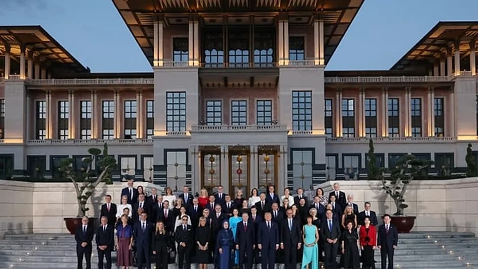 Erdoğan’ın NATO liderlerine hediye ettiği tabanca gündem oldu