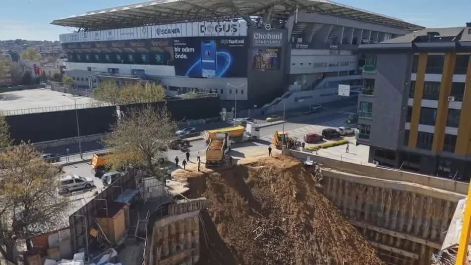Kadıköy'de Fenerbahçe Stadyumu yanındaki inşaat alanında duvar çöktü