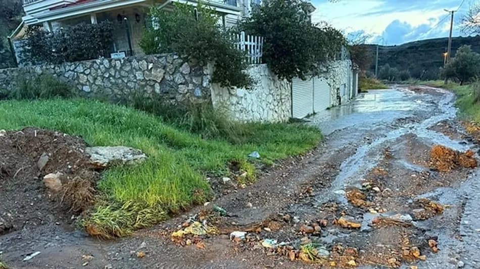 Datça Karaköy’de Tek Yol Bakımsızlık Nedeniyle Kullanılamaz Hâlde