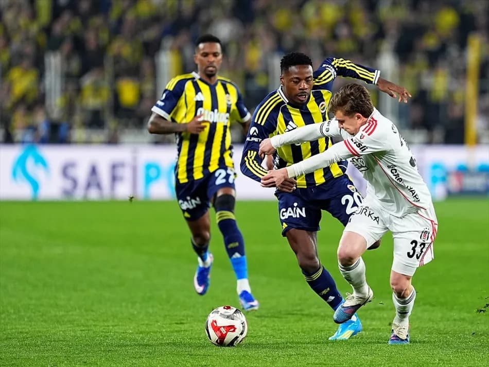 Fenerbahçe, Beşiktaş derbisini uzatmada gelen penaltı golüyle kazandı