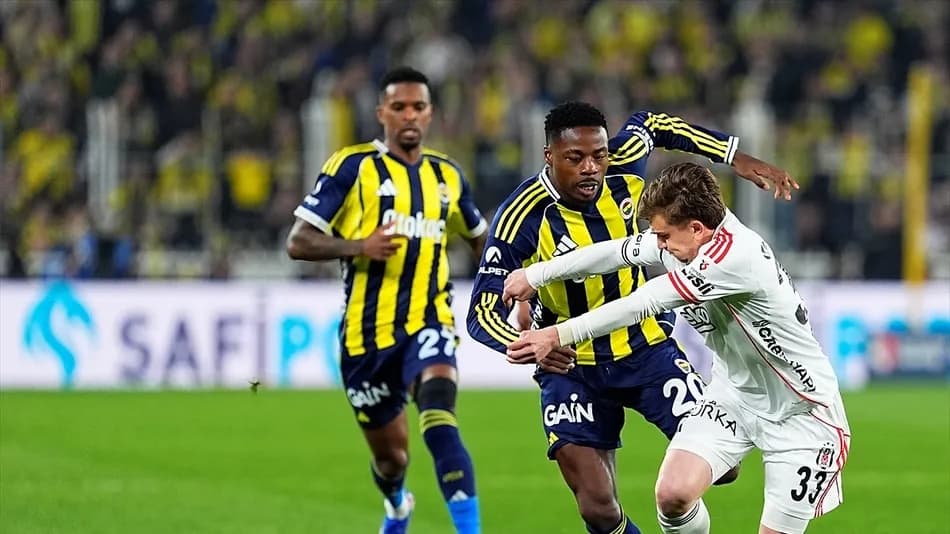 Fenerbahçe, Beşiktaş derbisini uzatmada gelen penaltı golüyle kazandı