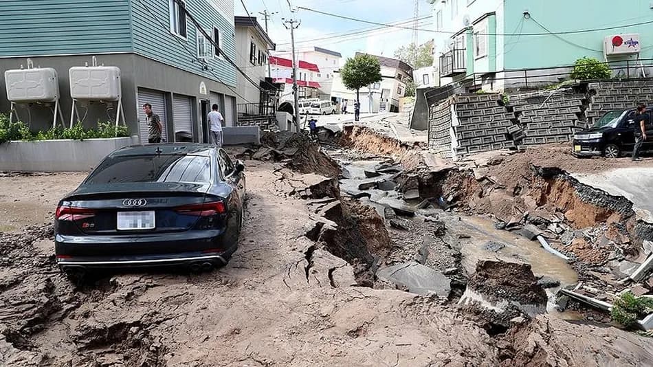 Japonya'da 7.4 büyüklüğünde deprem sonrası tsunami uyarısı yapıldı