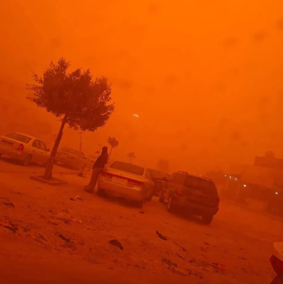 Libya’daki toz fırtınası Tobruk’ta gökyüzünü kızıla çevirdi