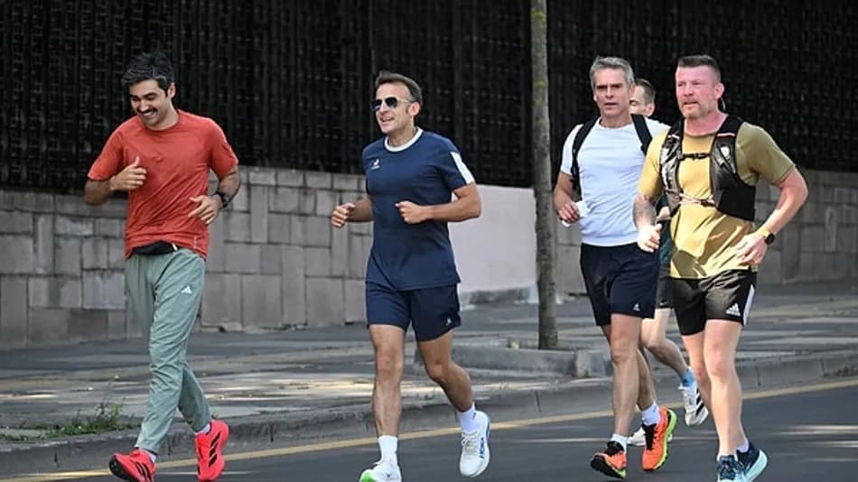 Macron’un yanında koşan kırmızı tişörtlü kişi kim çıktı?