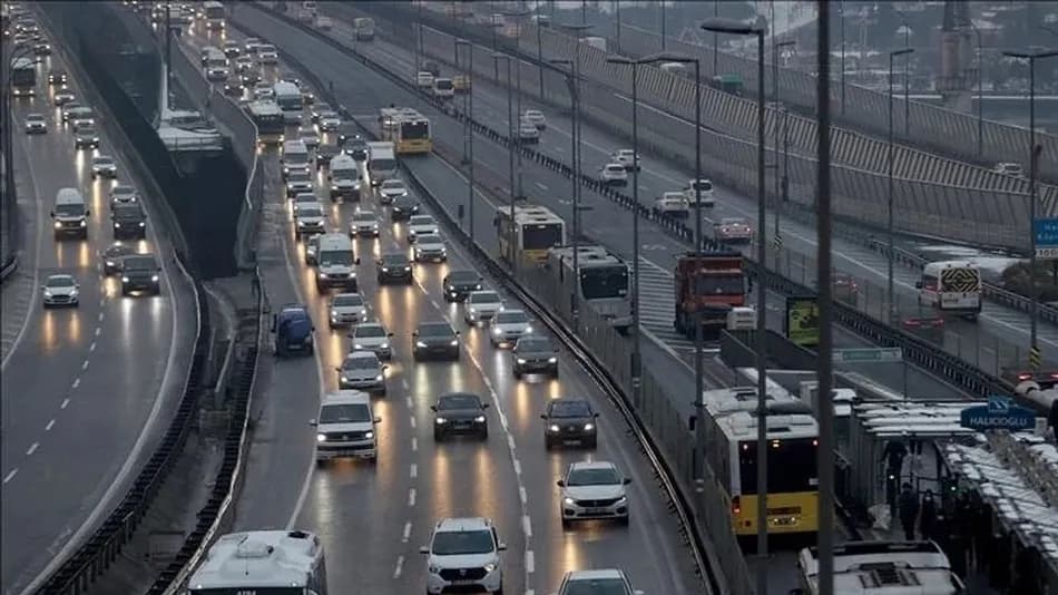 İBB'den sağanak uyarısı: Zorunlu olmadıkça trafiğe çıkılmaması istendi