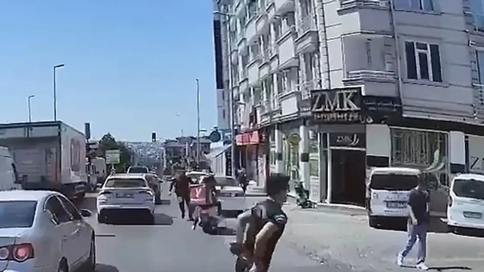 Esenyurt’ta polis, kaçan şüpheliyi motokuryeyle takip etti
