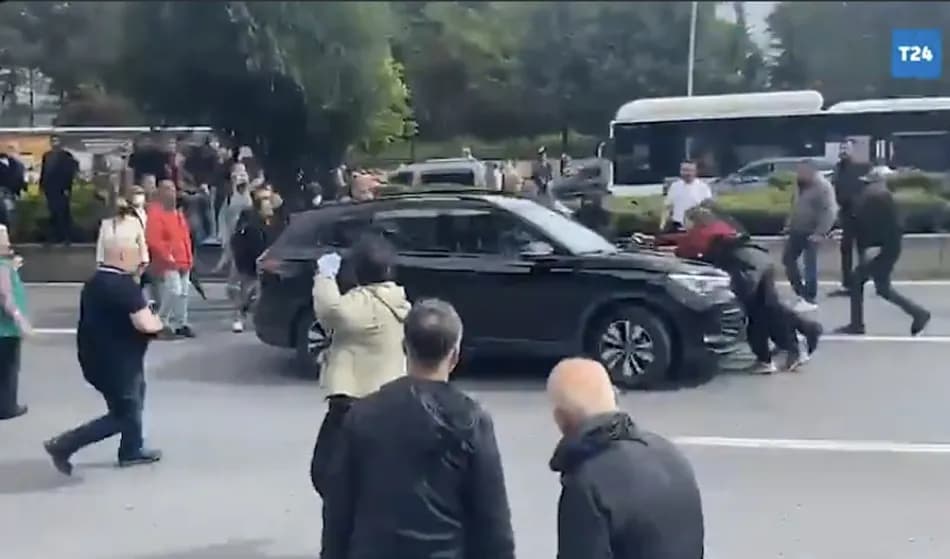 CHP Genel Merkezi önündeki kalabalığa araç daldığı iddiası