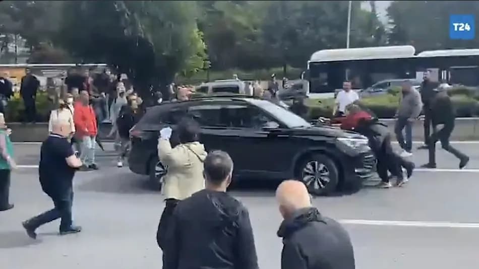 CHP Genel Merkezi önündeki kalabalığa araç daldığı iddiası