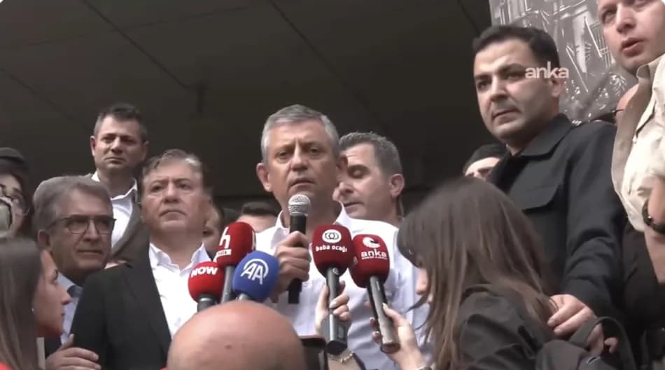 Polis müdahalesinin ardından Özgür Özel CHP Genel Merkezi’nden ayrıldı