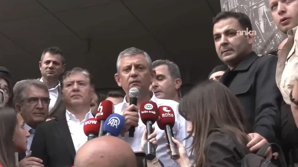 Polis müdahalesinin ardından Özgür Özel CHP Genel Merkezi’nden ayrıldı