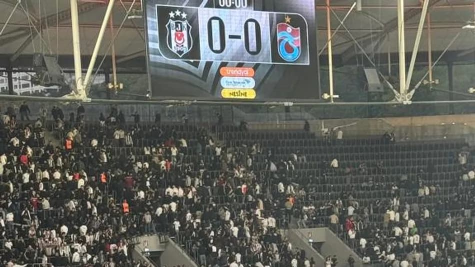 Beşiktaş-Trabzonspor maçında tribünlerden protesto