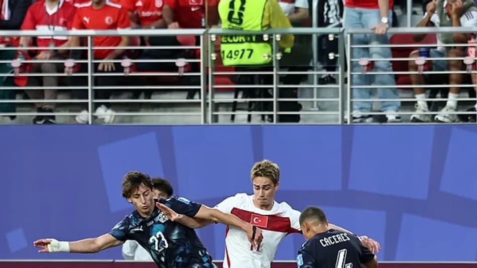 Türkiye-Paraguay maçında Matias Galarza’nın saat anı