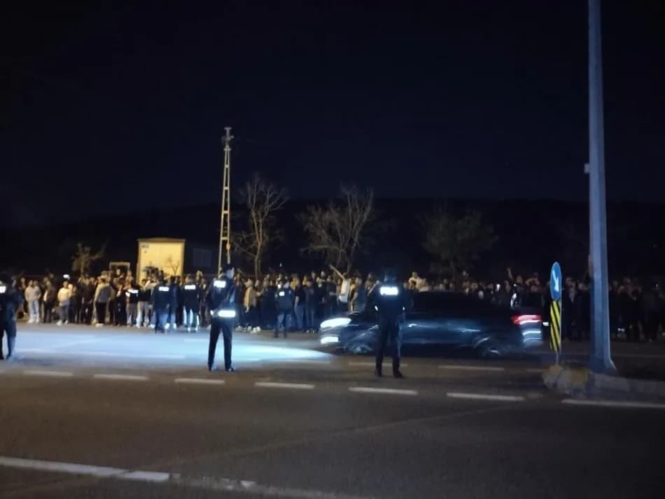 Fenerbahçe taraftarı Samandıra'da takım otobüsüne tepki gösterdi