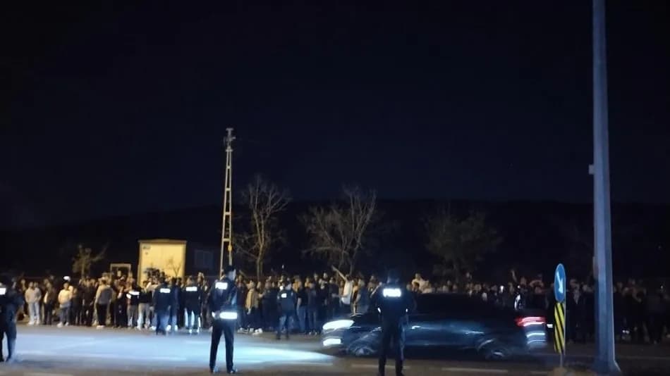 Fenerbahçe taraftarı Samandıra'da takım otobüsüne tepki gösterdi