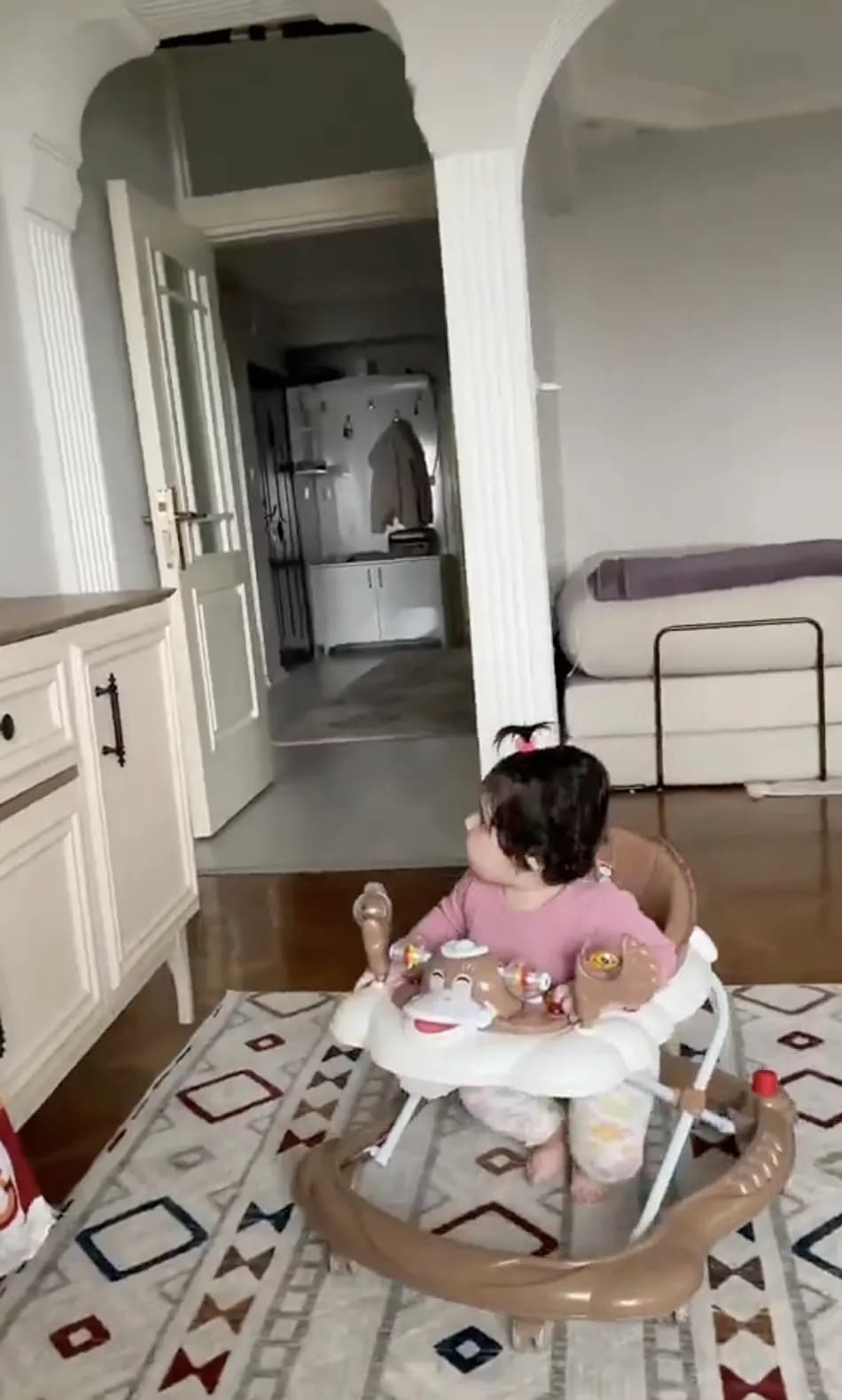 Muhteşem Yüzyıl açılınca salona gelen bebeğin görüntüleri sosyal medyada yayıldı