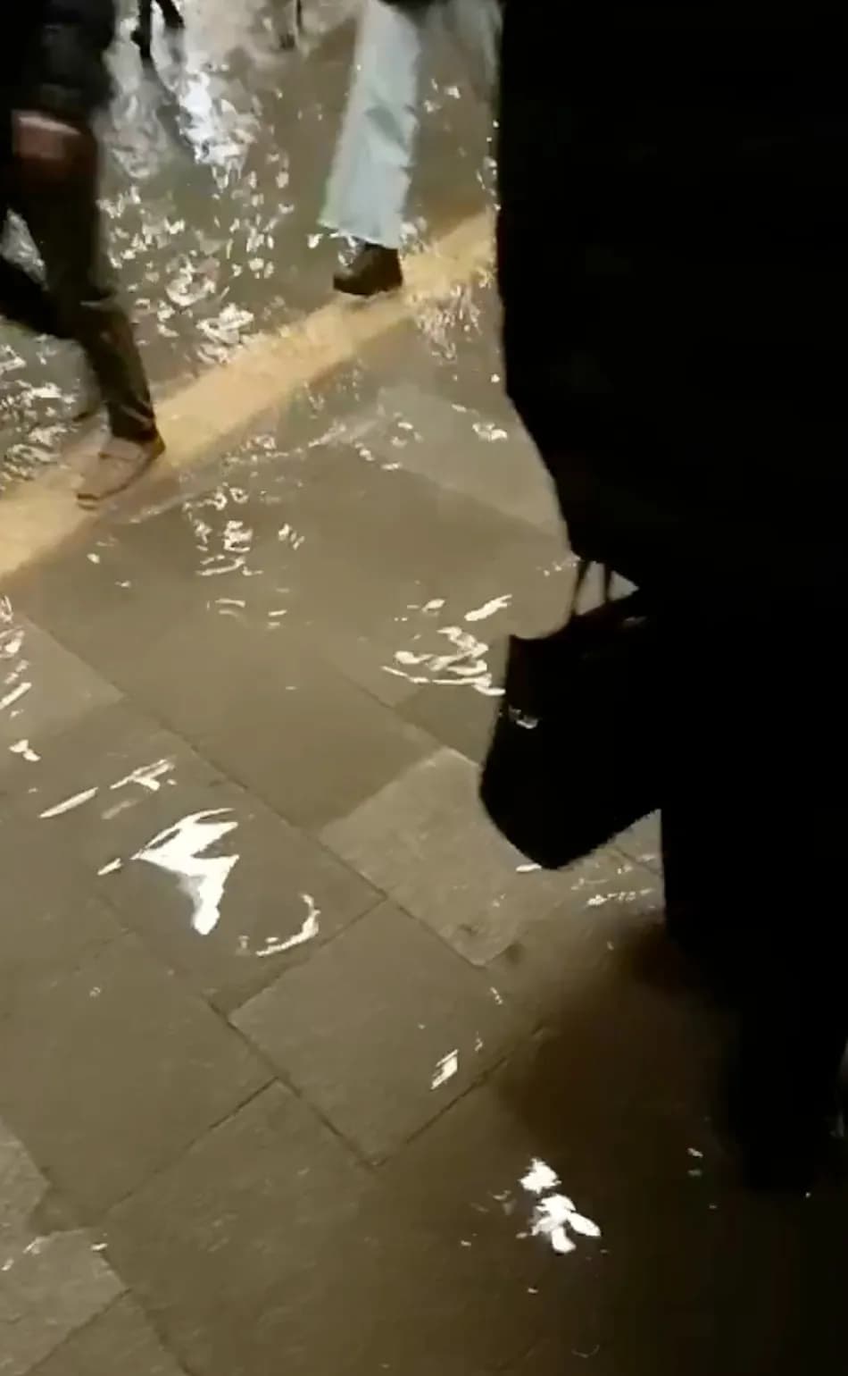 İstanbul’da yağış nedeniyle Mecidiyeköy’de metro alt geçidini su bastı