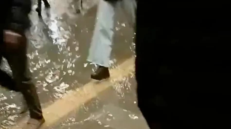 İstanbul’da yağış nedeniyle Mecidiyeköy’de metro alt geçidini su bastı