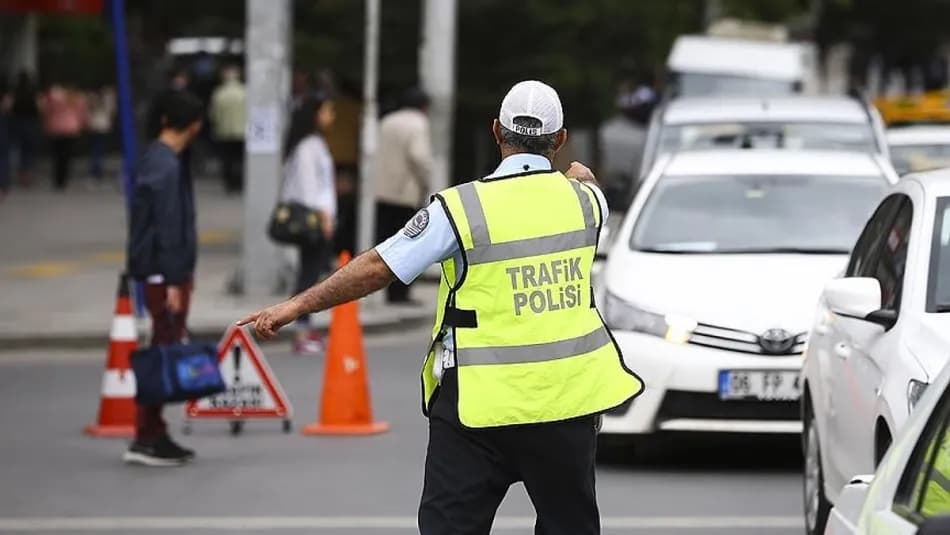 Araçlarda zorunlu ekipman listesine yeni malzemelerin eklendiği belirtildi
