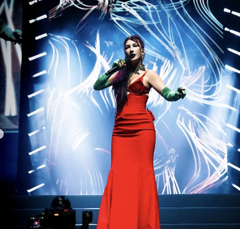 Hande Yener sahnede siyah kanatlar ve yeşil saçla görüntülendi