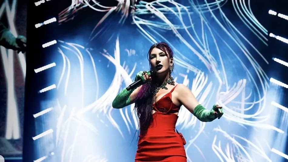 Hande Yener sahnede siyah kanatlar ve yeşil saçla görüntülendi