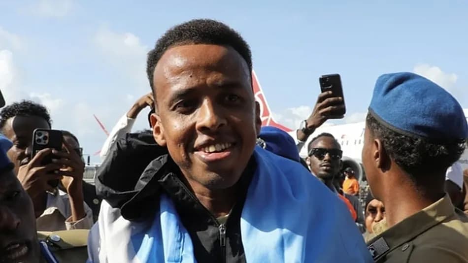 Somalili Hakem Omar Artan Ülkesinde Kahraman Gibi Karşılandı