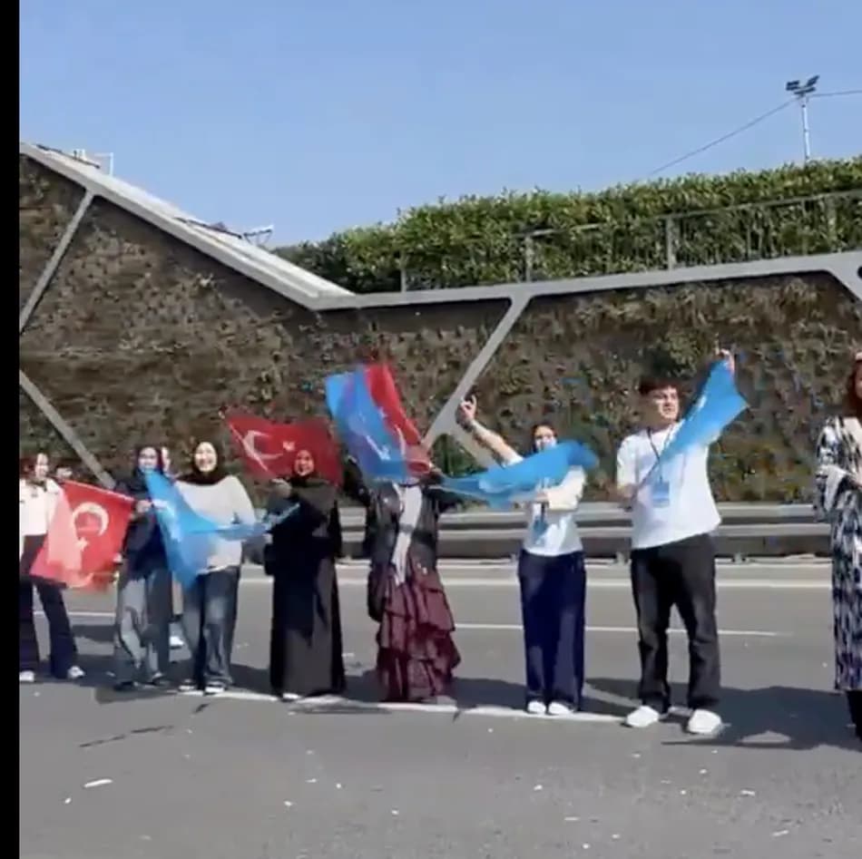 İstanbul Yarı Maratonu'nda Doğu Türkistan bayrağı taşıyan grubun takip edildiği iddia edildi
