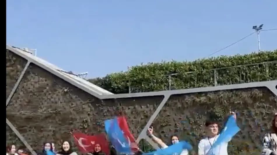 İstanbul Yarı Maratonu'nda Doğu Türkistan bayrağı taşıyan grubun takip edildiği iddia edildi