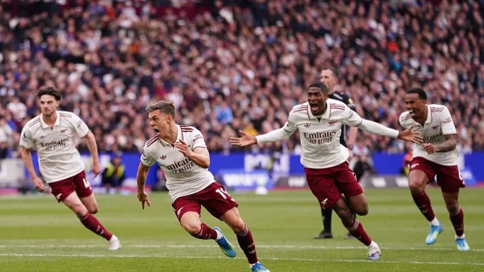 Arsenal, Premier Lig'de 22 yıl sonra şampiyon oldu