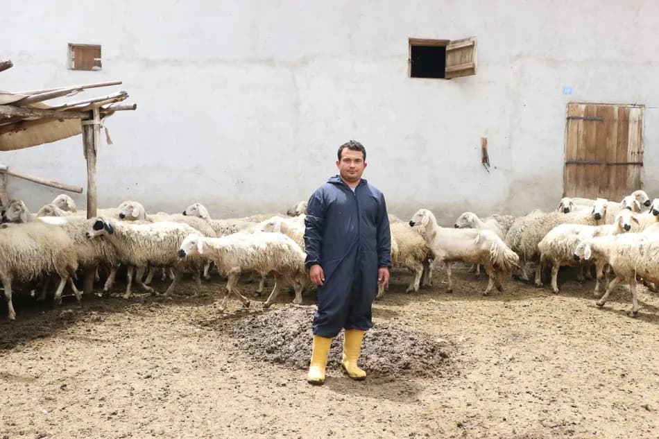 Kayseri'de doğumsal hastalıkla mücadele eden genç, köyüne dönüp hayvancılık işletmesini devraldı