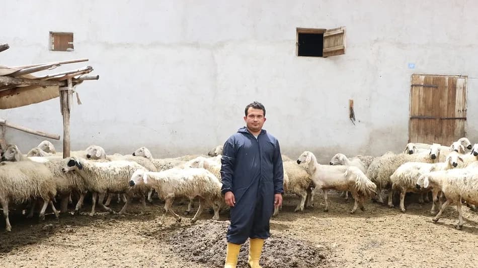 Kayseri'de doğumsal hastalıkla mücadele eden genç, köyüne dönüp hayvancılık işletmesini devraldı